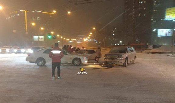 Фото Два человека пострадали в ночном ДТП в Новосибирске 2
